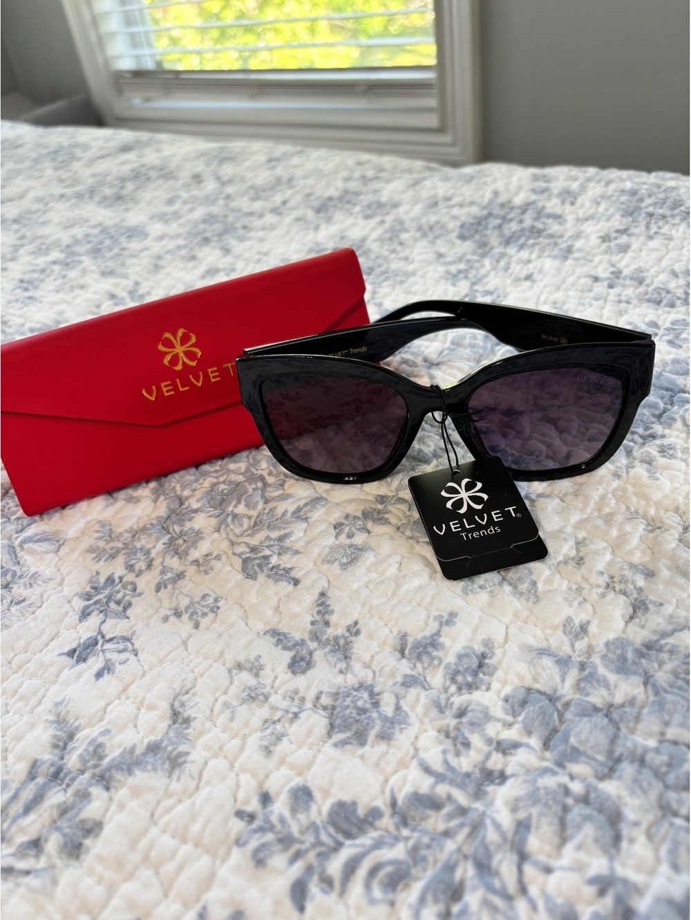 NWT Velvet Eyewear Jane Black Oversized Cat Eye Sunglasses w/ Case